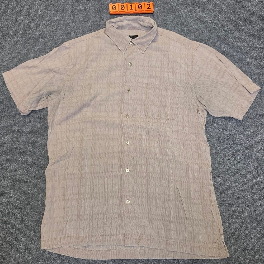 Van Heusen Men's Size Medium Short Sleeve Button Down Shirt with Subtle Pattern